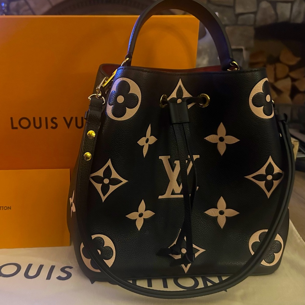 Louis Vuitton Black and Cream Monogram Large Neonoe Shoulder Bag